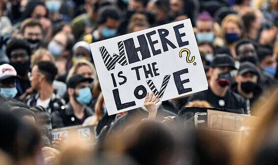 "איפה האהבה?". שלט בהפגנה בגרמניה // צילום: AP